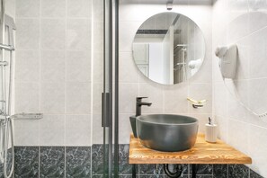 Dusj, hårføner og håndklær