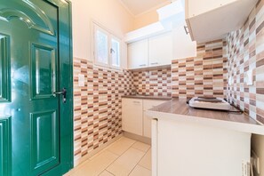 Fridge, microwave, stovetop, coffee/tea maker