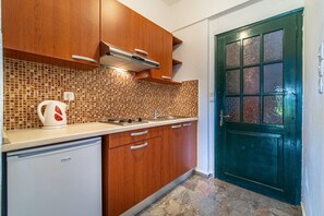 Kühlschrank, Mikrowelle, Herdplatte, Wasserkocher mit Kaffee-/Teezubehör