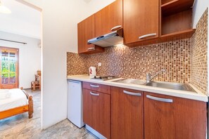 Kühlschrank, Mikrowelle, Herdplatte, Wasserkocher mit Kaffee-/Teezubehör