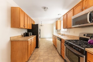 Fridge, microwave, oven, stovetop - The Sweetest Family Vacation Rental In New England (Fryeburg)