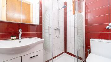 Een douche, gratis toiletartikelen, een haardroger, handdoeken