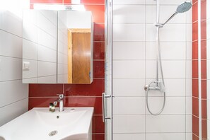 Bruser, gratis toiletartikler, hårtørrer, håndklæder