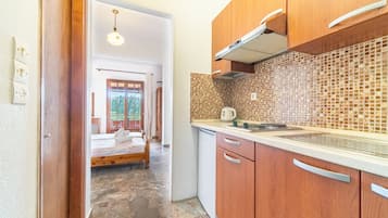 Geladeira, micro-ondas, cooktop, cafeteira/chaleira