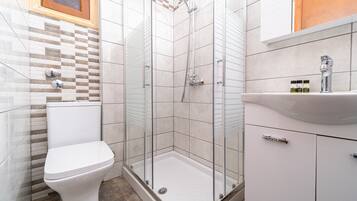 Douche, sèche-cheveux, serviettes fournies