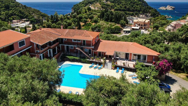 Un hotel amb piscina, balcons terrassats i vistes al mar.
