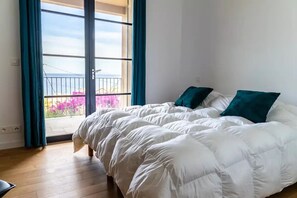 4 bedrooms, iron/ironing board, free WiFi, bed sheets
