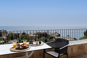 Outdoor dining - Experience Villa HUGO: Brand new, accommodates 8 people, with a heated pool. (Brando)