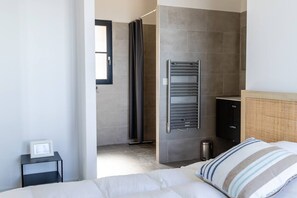 4 chambres, fer et planche à repasser, accès au Wi-Fi (inclus)