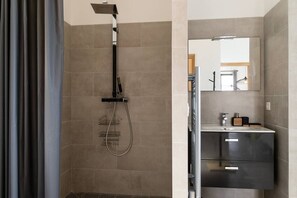 Vasca, asciugacapelli, asciugamani