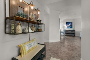 Interior - Coastal Cottage Decor Absolutely Gorgeous (Navarre)