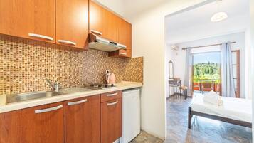 Refrigerador, microondas, placa de cocina, cafetera/tetera