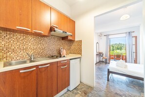 Een koelkast, een microgolfoven, een kookplaat