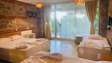 Minibar, skrivebord, wi-fi (inkludert) og sengetøy