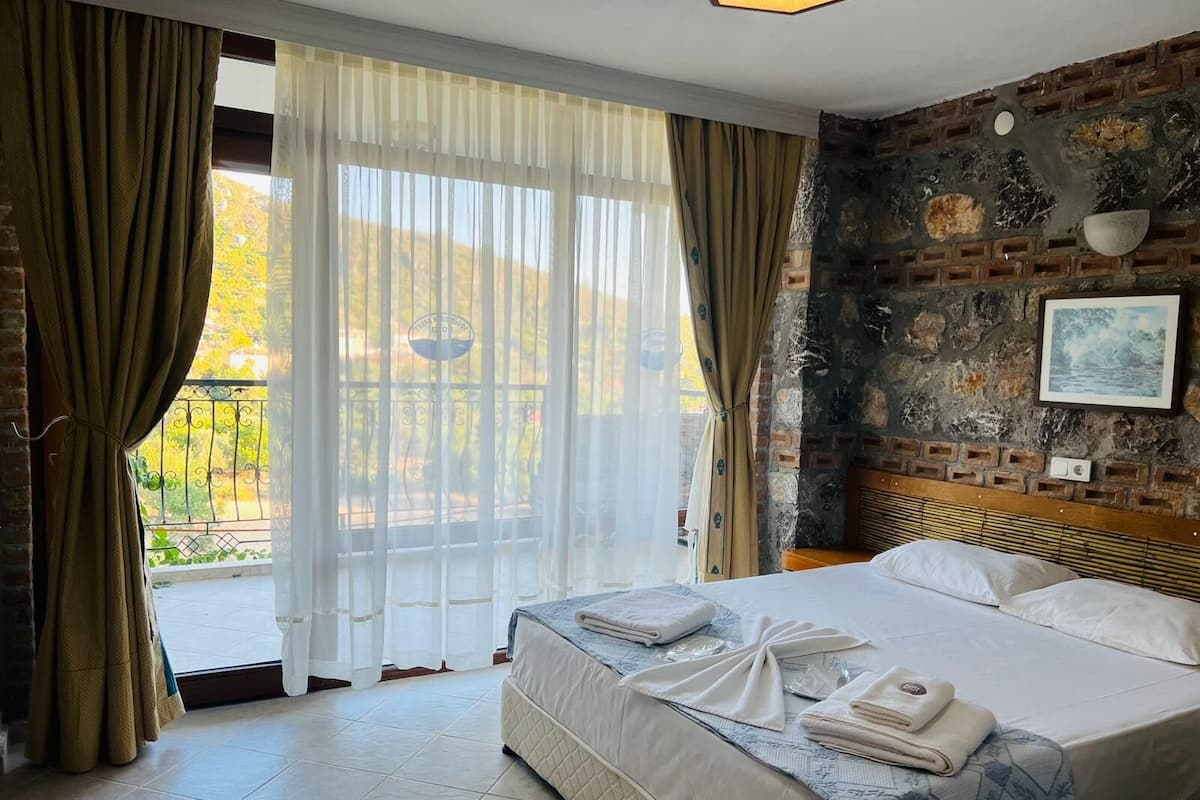 Minibar, desk, free WiFi, bed sheets