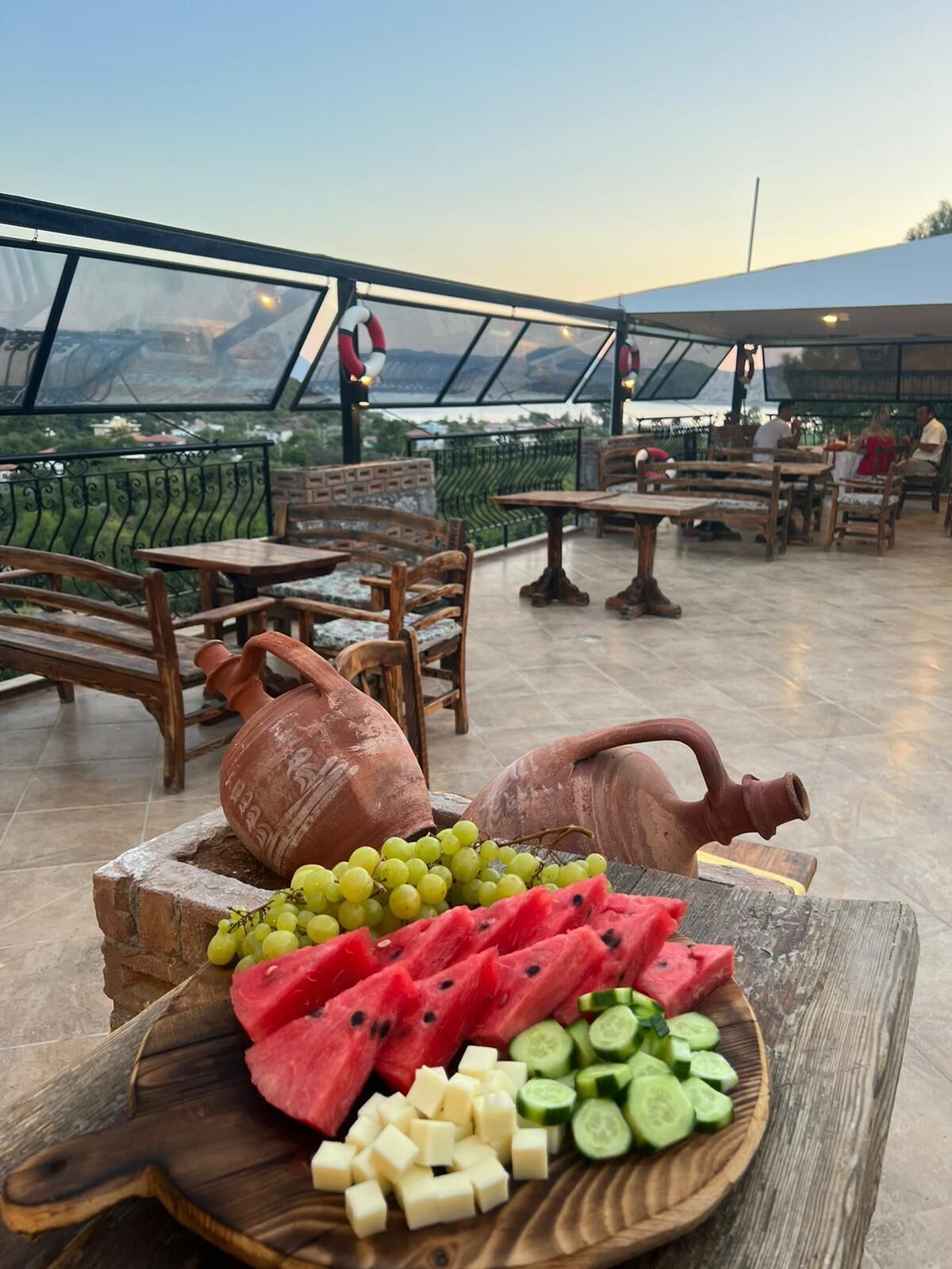 Se sirven desayunos, comidas, cenas y cocina turca con vista al jardín