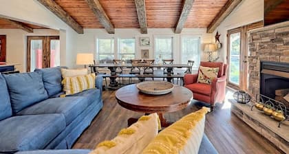 Red Door Retreat House & Cottage on Lake Chatuge- by Chatuge Home Concierge<br>Lakefront, private dock, fire pit, hot tub