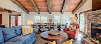 Red Door Retreat House & Cottage on Lake Chatuge- by Chatuge Home Concierge<br>Lakefront, private dock, fire pit, hot tub