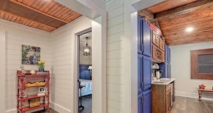Red Door Retreat House & Cottage on Lake Chatuge- by Chatuge Home Concierge<br>Lakefront, private dock, fire pit, hot tub
