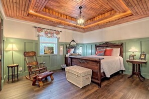 2 bedrooms, iron/ironing board, free WiFi, bed sheets - Red Door Retreat House On Lake Chatuge (Hiawassee)