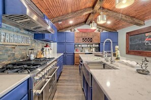 Fridge, microwave, oven, stovetop - Red Door Retreat House On Lake Chatuge (Hiawassee)