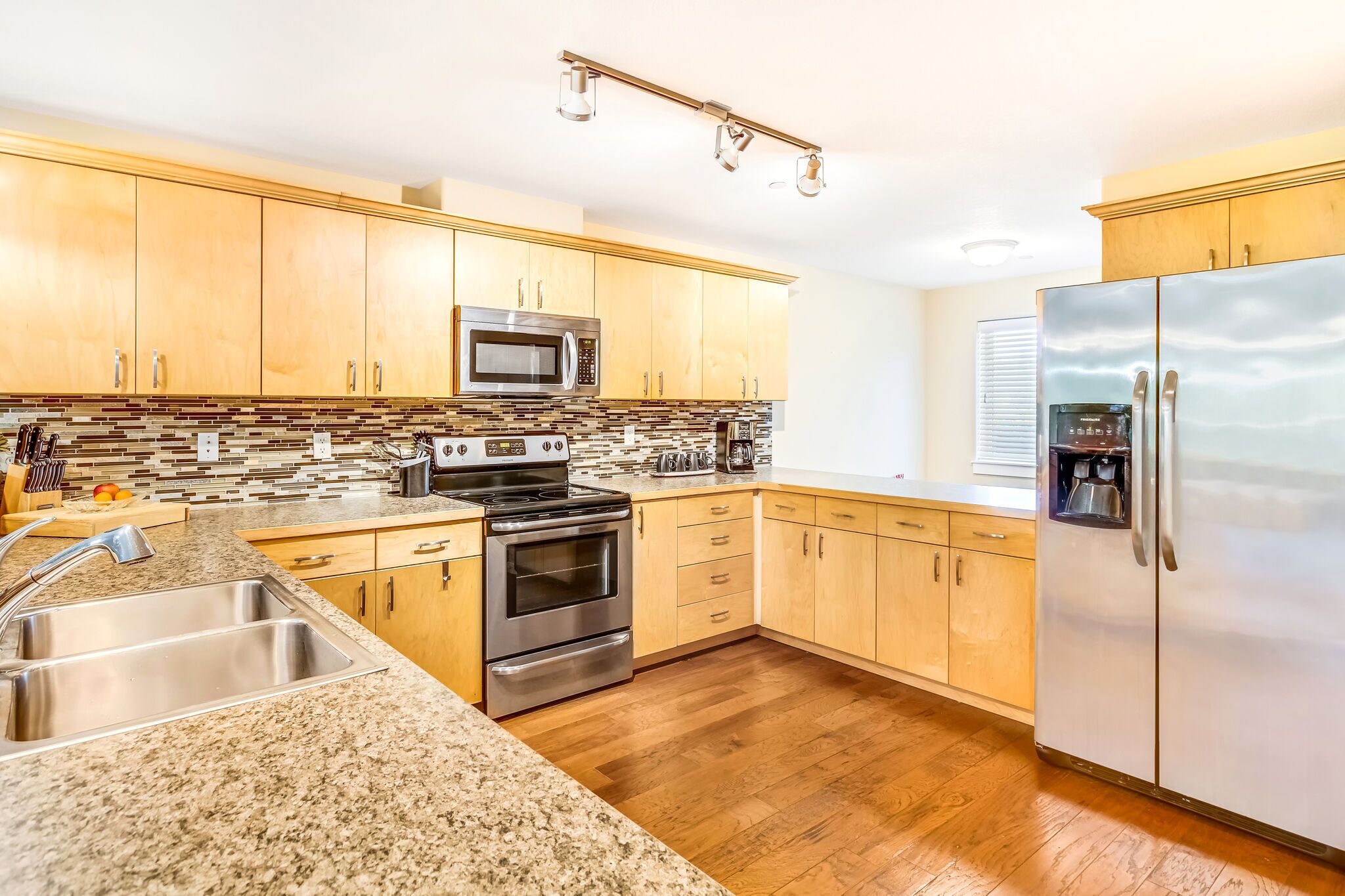 ثلاجة، ميكروويف، فرن، موقد طهي مسطح