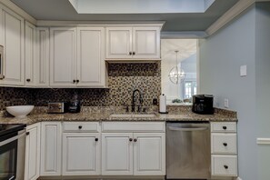 Réfrigérateur, micro-ondes, plaque de cuisson, lave-vaisselle