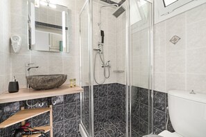 Shower, free toiletries, hair dryer, towels - Apartment in a Hotel 'Sunset Premium Studio 7' with Sea View, Shared Pool, & Wi-Fi (Lefkada)