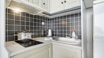 Frigorífico, placa de cocina, hervidor eléctrico y utensilios de cocina