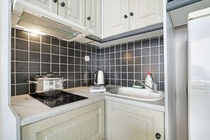 Fridge, stovetop, electric kettle, cookware/dishes/utensils - Apartment in a Hotel 'Sunset Premium Studio 7' with Sea View, Shared Pool, & Wi-Fi (Lefkada)