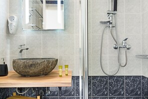 Shower, free toiletries, hair dryer, towels - Apartment in a Hotel 'Sunset Premium Studio 7' with Sea View, Shared Pool, & Wi-Fi (Lefkada)