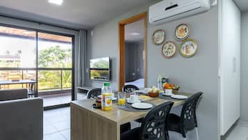 Apartamento júnior, 1 quarto, cozinha americana | Opções para refeição