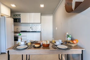 Apartment | Private kitchen | Full-size fridge, microwave, oven, stovetop - Praia Central Porto de Galinhas (Ipojuca)