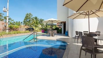 Piscina externa, guarda-sóis, espreguiçadeiras