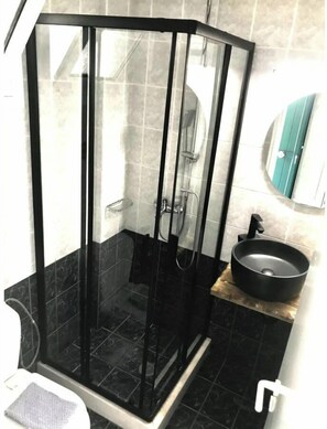 Douche, sèche-cheveux, serviettes fournies