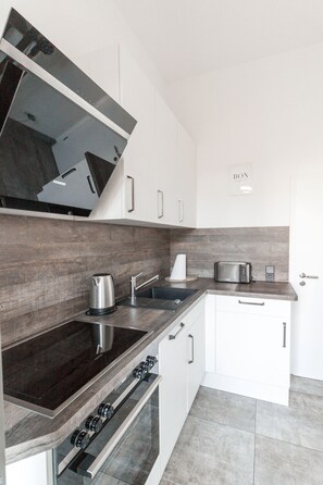 Kylskåp, mikrovågsugn, ugn och spishäll