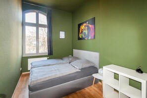 2 makuuhuonetta, silitysrauta/-lauta, ilmainen Wi-Fi, vuodevaatteet