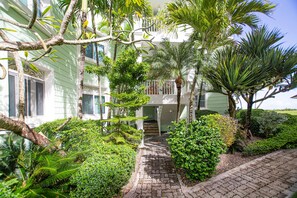 Property grounds - Oceanview 2BR Condo w/ Pool – 5 Mins to Town (Cabarete)