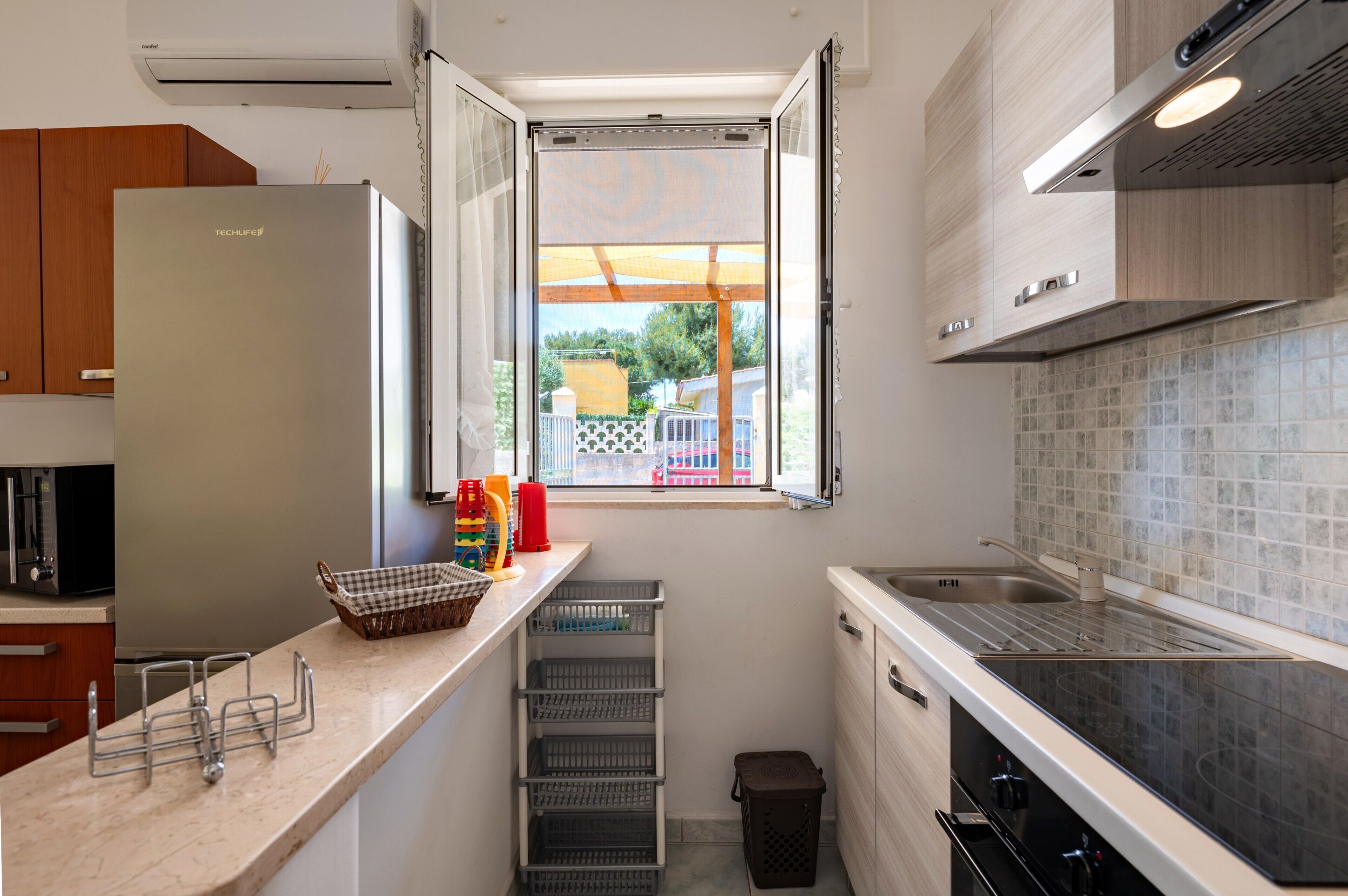 Frigorifero, microonde, forno, piano cottura