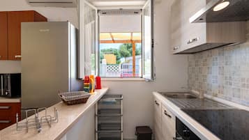 Frigorifero, microonde, forno, piano cottura