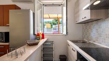 Kühlschrank, Mikrowelle, Ofen, Herdplatte