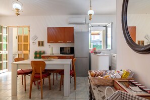 Dining - Vacation Home "Villa Minetta" with Private Pool, Covered Terrace, Garden & Wi-Fi (Leporano Marina)