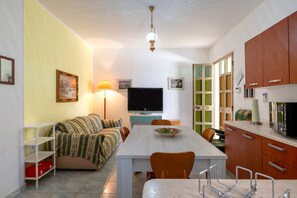 Interior - Vacation Home "Villa Minetta" with Private Pool, Covered Terrace, Garden & Wi-Fi (Leporano Marina)