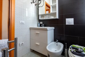 Shower, free toiletries, hair dryer, towels