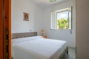2 bedrooms, iron/ironing board, free WiFi, bed sheets - Vacation Home "Villa Minetta" with Private Pool, Covered Terrace, Garden & Wi-Fi (Leporano Marina)
