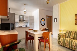 Dining - Vacation Home "Villa Minetta" with Private Pool, Covered Terrace, Garden & Wi-Fi (Leporano Marina)