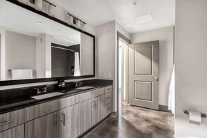 Combined shower/tub, hair dryer, shampoo - Boulevard Stays Elegant 1BR Pool, Gym, Parking (Richardson)