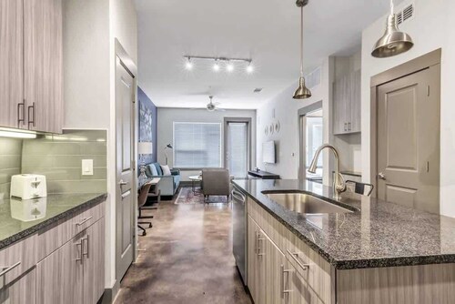 Boulevard Stays Elegant 1BR Pool, Gym, Parking