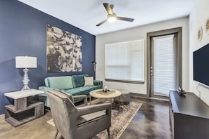 TV, offices - Boulevard Stays Elegant 1BR Pool, Gym, Parking (Richardson)