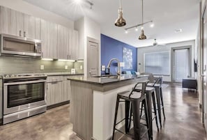 Fridge, microwave, oven, stovetop - Boulevard Stays Elegant 1BR Pool, Gym, Parking (Richardson)